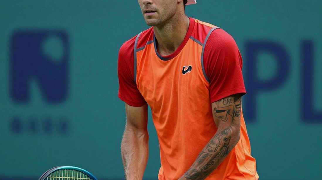 Alcaraz recovers after dropping the first set to reach the second round at the US Open: The gap between the summit and the abyss