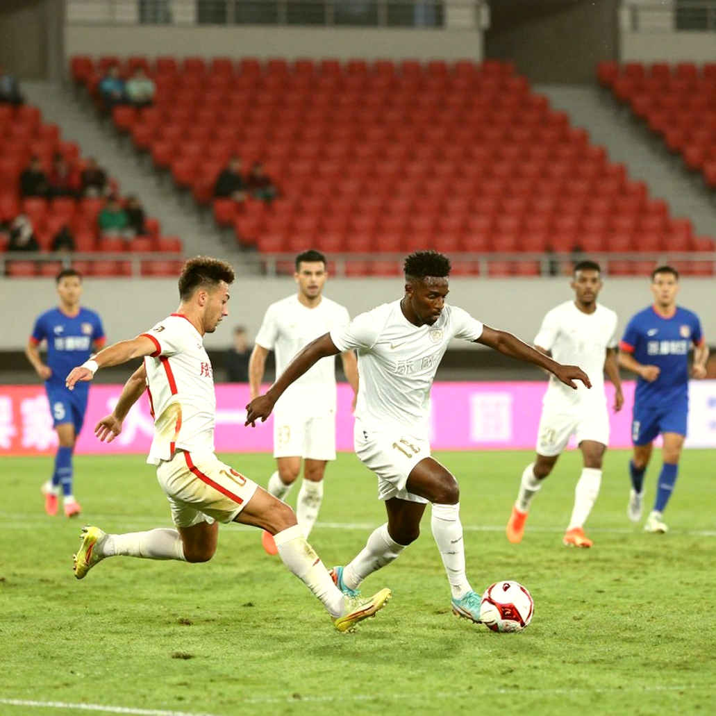 Giữa im lặng của V.League, tin đồn chuyển nhượng nói to nhất