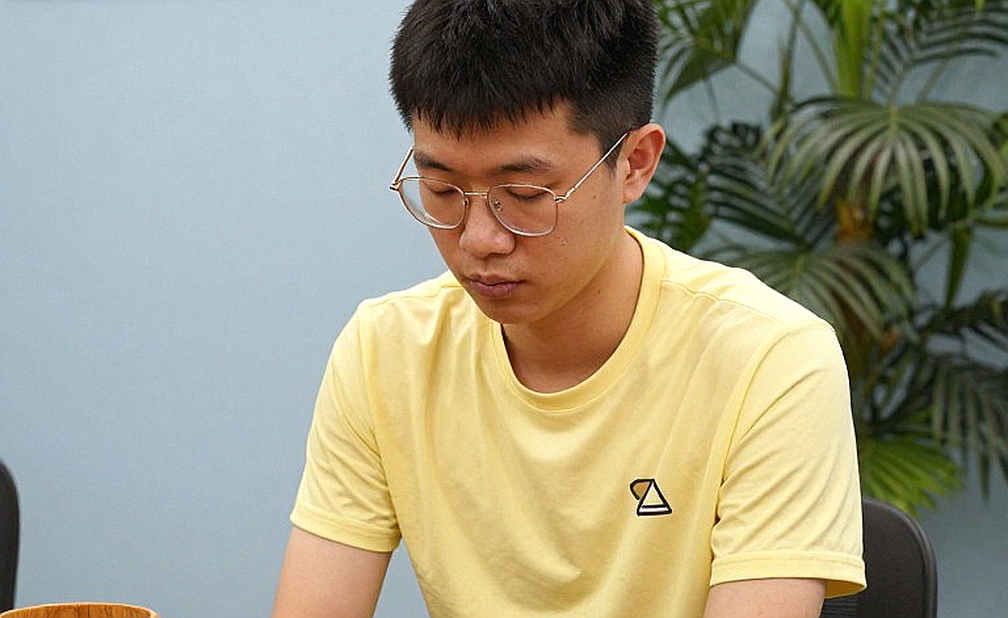 Khoảng lặng dữ liệu: Nghề phân tích esports và cái quyền nói 'chưa đủ để kết luận'